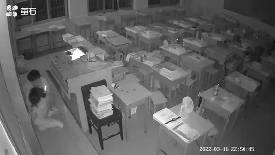 高中生放学后不回家在教室里互摸