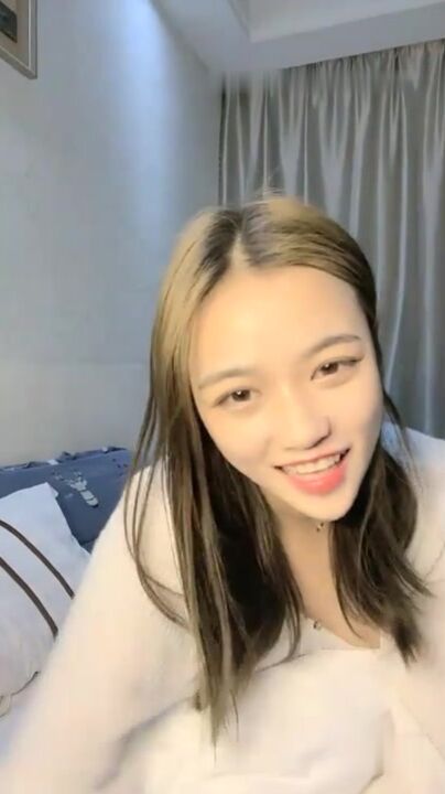 甜美邻家妹妹拿出跳蛋震动小穴震得太爽