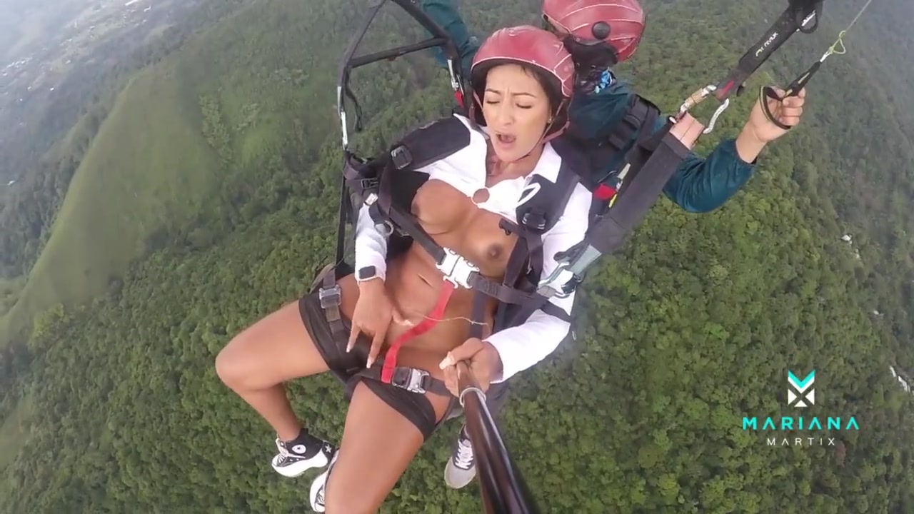 Mariana Martix在跳伞时潮吹