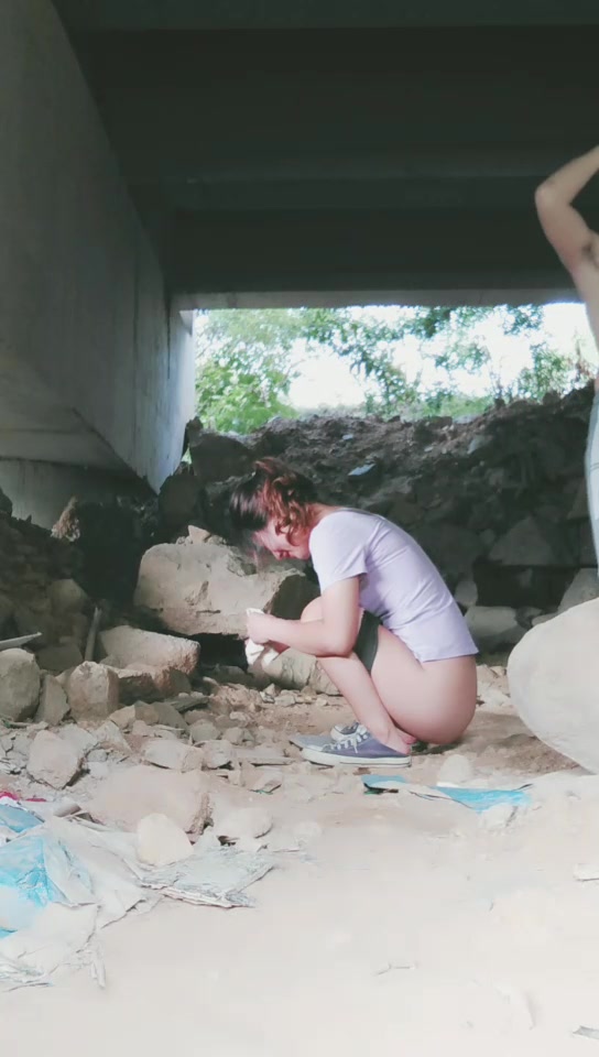 大热的天风骚小少妇露脸跟大哥在桥底下激情啪啪