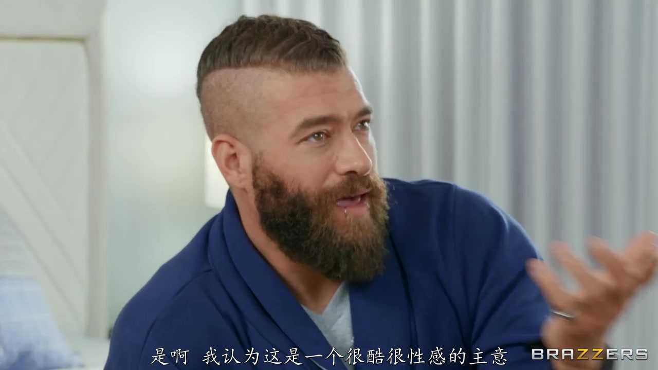 『中文字幕』绿帽男把妻子分享给朋友们一起操