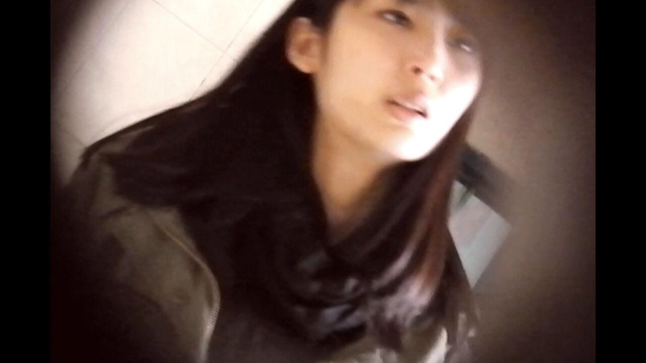 尿急跺脚的焦急美女