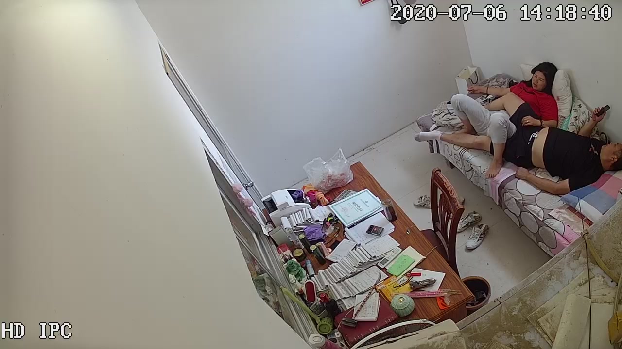 2020年最新流出-某學校值班室監控攝像頭破解拍攝到的豐滿女老師與校領導偷情私會啪啪 擼硬雞巴趴桌子上翹臀後入無套內射 貌似很開心啊 720P高清