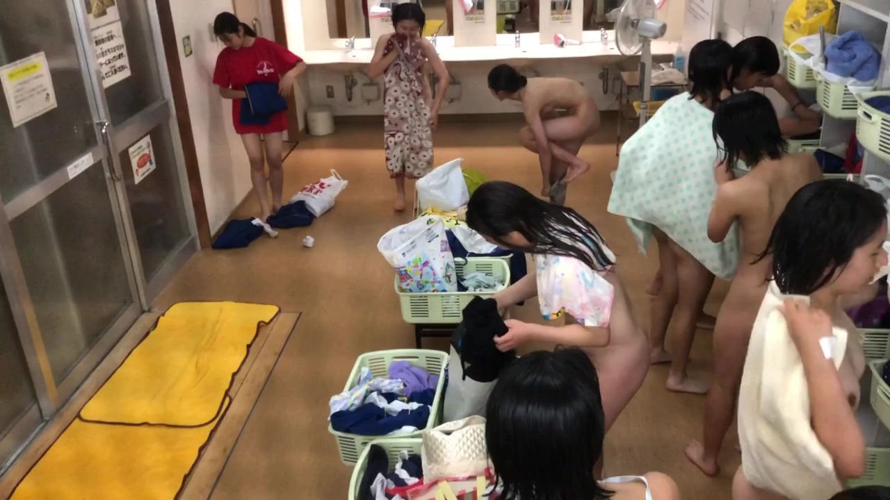 【稀缺福利】最新流出非常少見的某學校公共澡堂很多(數都數不過來)清純學妹沐浴更衣 貌似還有好多無毛的 720P高清原檔