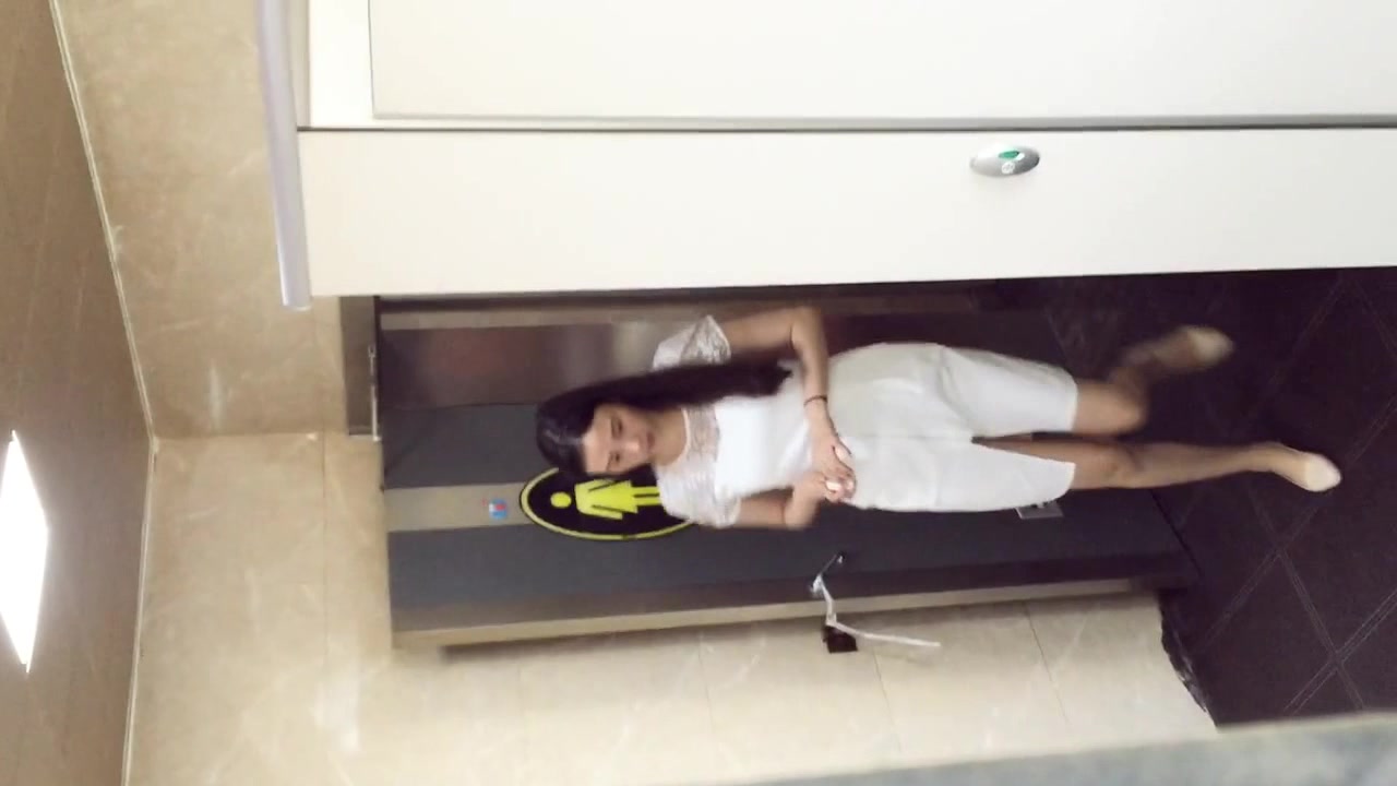 國內某娛樂城電影院公共女廁拍攝到的各式美女如廁 貌似有個白色連衣裙妹子尿急姿勢不是太美觀 露臉高清