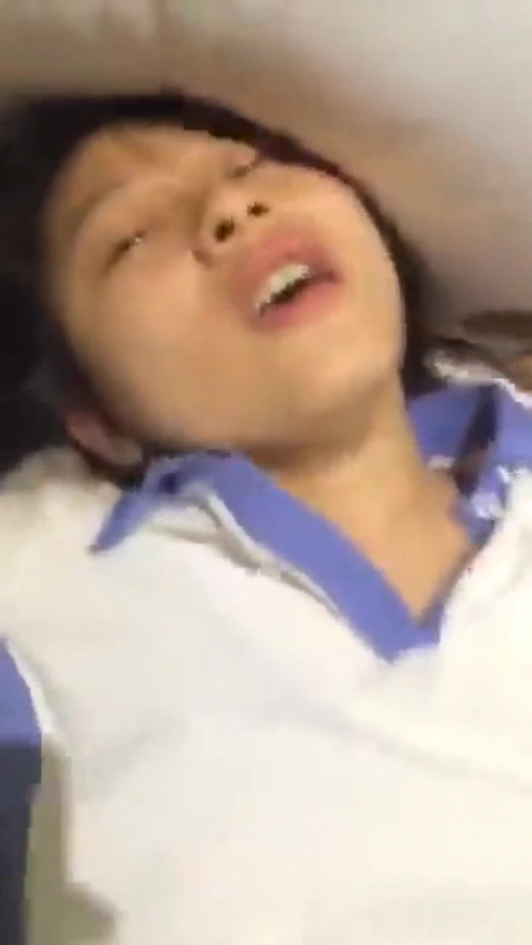 精品推薦 穿著校服的高中學生妹和男友周末酒店開房啪啪自拍 妹子一看就知道沒啥性經驗 最後還被顏射了 露臉1080P高清