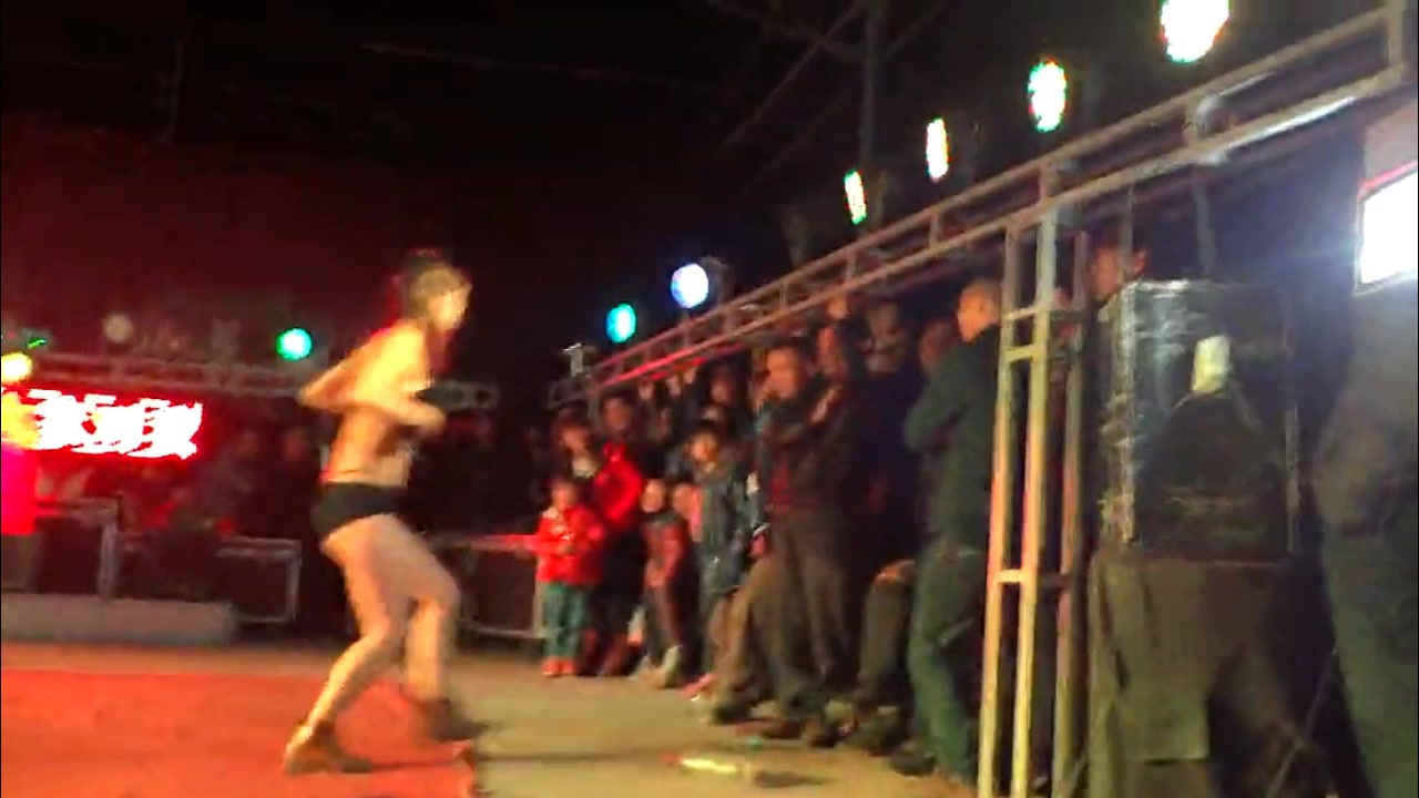 精品推薦 現場實拍鄉村劇場火爆裸體艷舞表演 身材顏值不錯與臺下激情互動挑逗 場面淫蕩刺激～720P高清