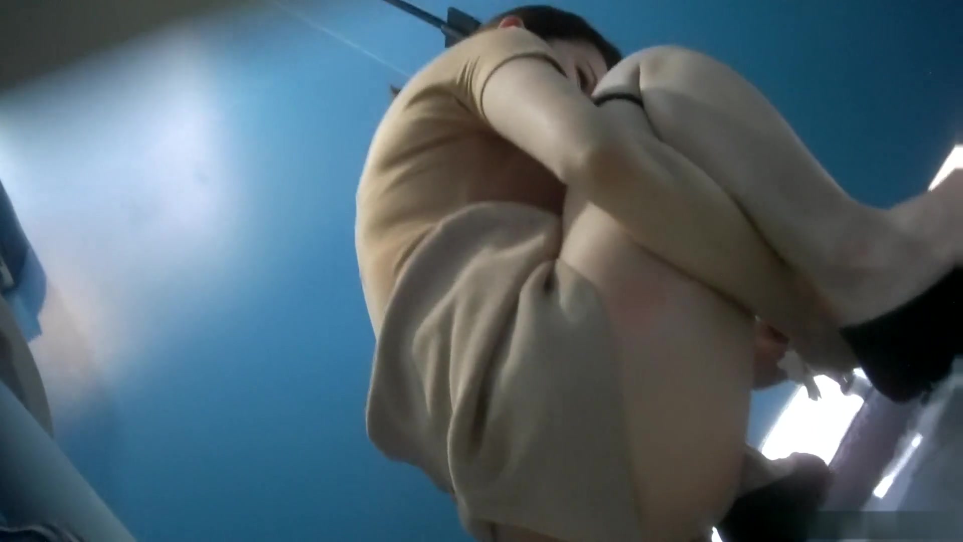 高清偷拍二个美女上廁所一个玩手机太入神一个貌似在神游景头这么近都没有发现被偷拍了