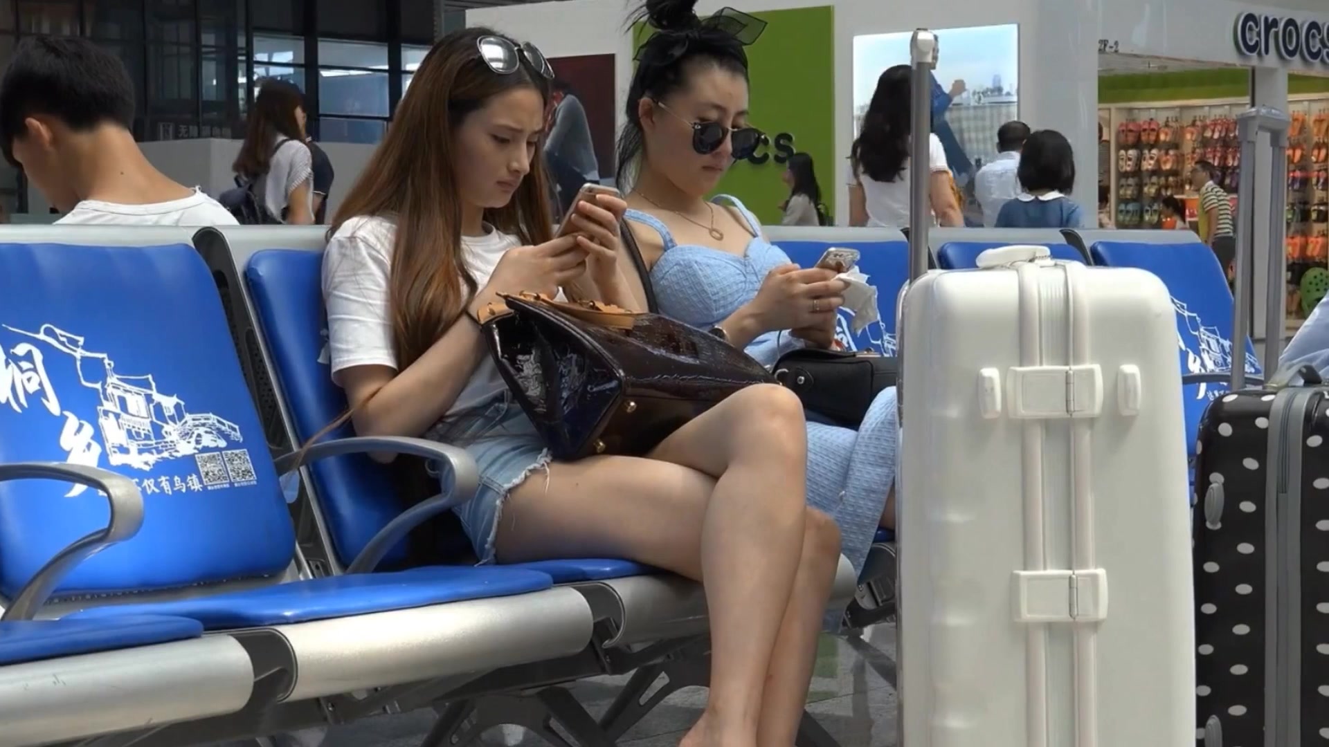 國內廁拍大神車站候車大廳蹲點守候尾隨幾個高顏值長腿妹子進女廁拍攝噓噓 1080P高清