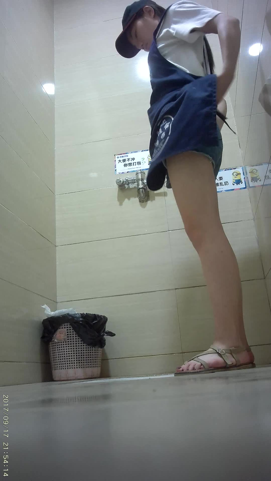 某大型商場公共衛生間拍攝到的各式美女少婦如廁 有個小姐姐不脫內褲往旁邊一扒直接尿 屌爆了 1080P高清