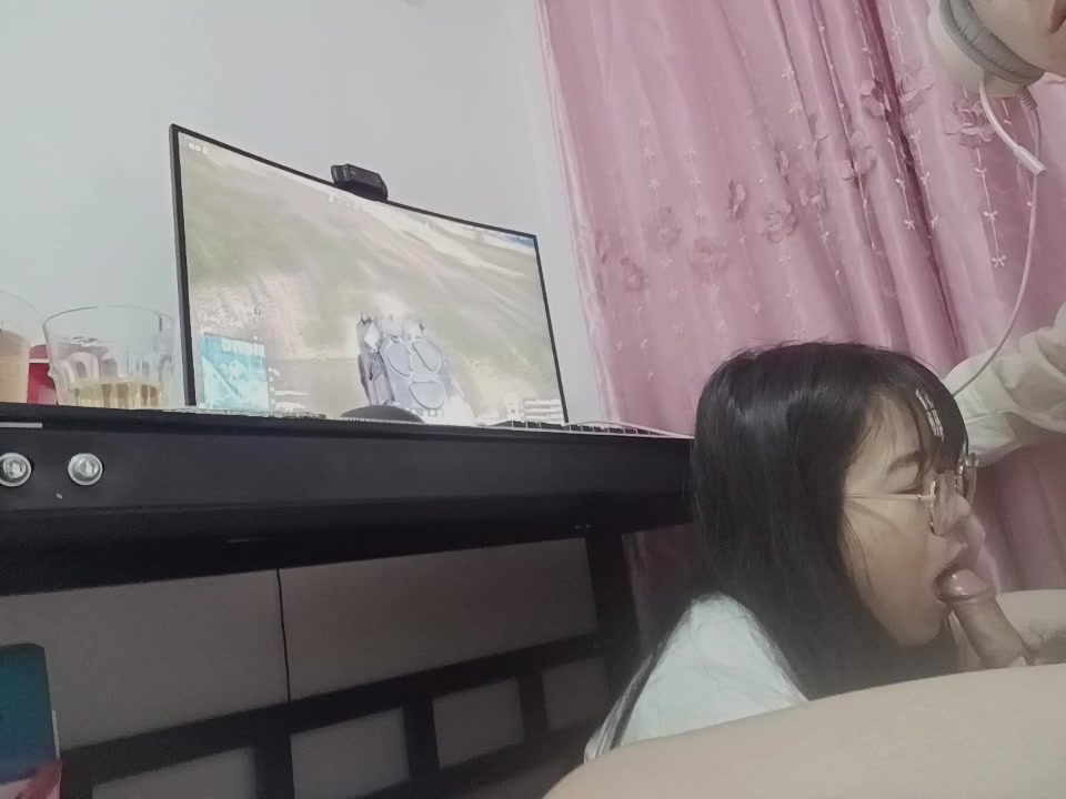 一边pubg吃鸡，一边女朋友吃鸡