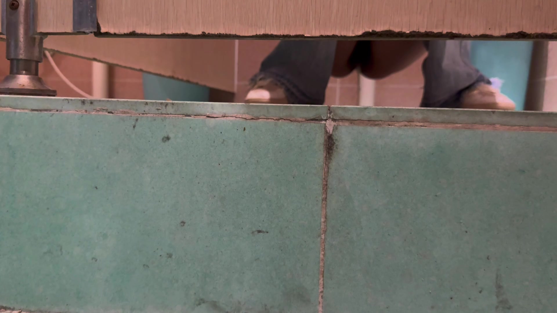 厕所偷拍极品美女，身材一级棒