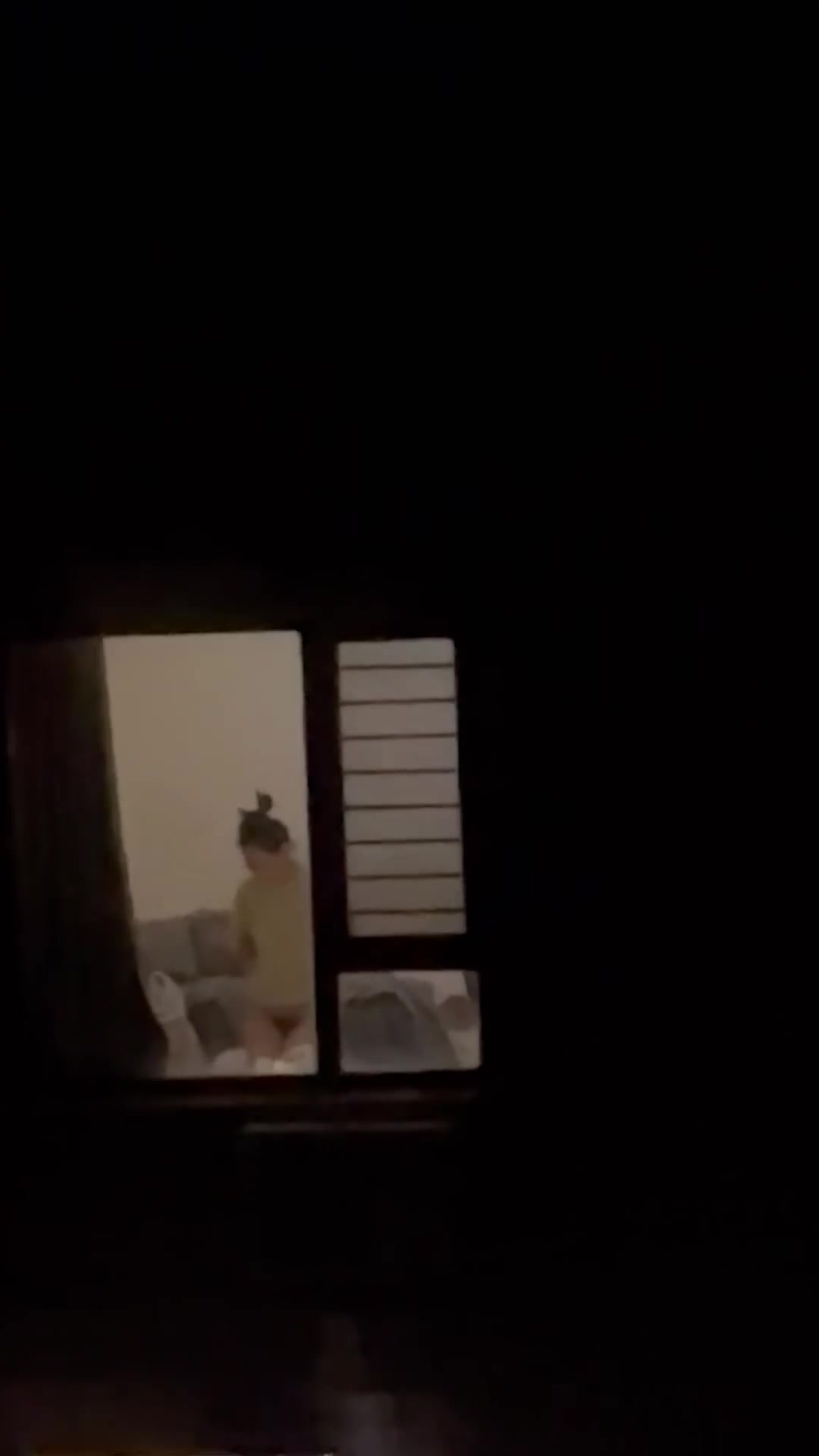 偷拍对面楼没穿内裤的小姐姐