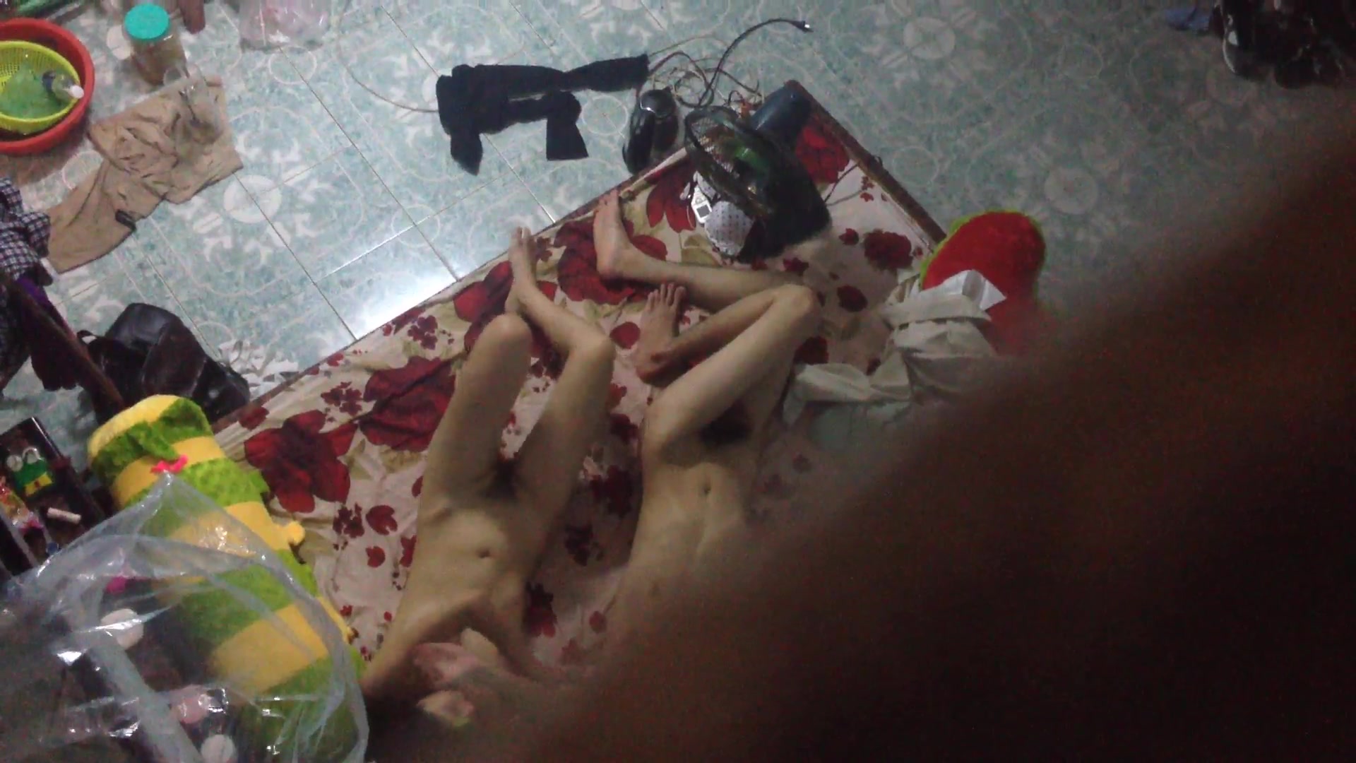 猥瑣房東偷拍性感漂亮美女下班回來洗完澡被男友拉到床上各種姿勢狠狠抽插 連續幹了3次直接累趴下了 1080P高清