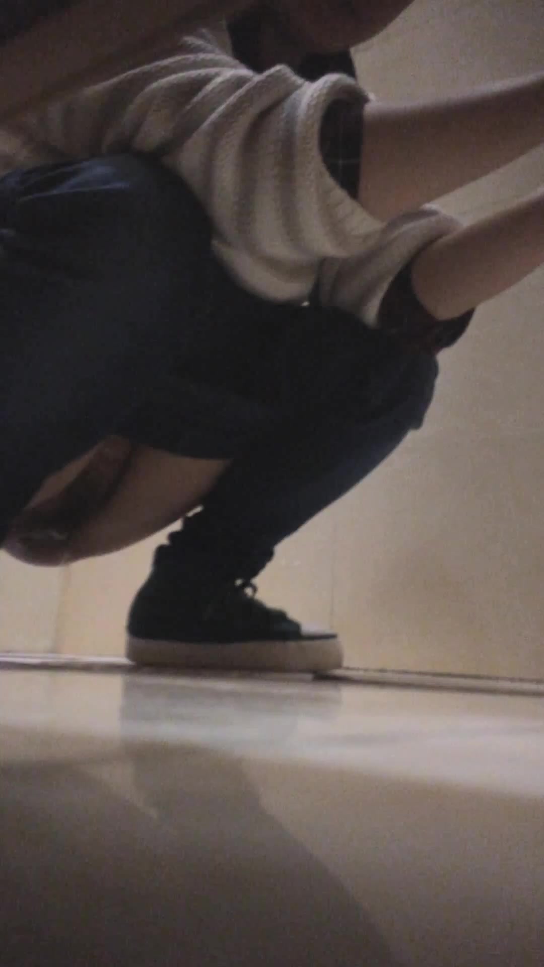 某大型商場公共女廁全景拍攝到的各式良家美女少婦如廁 貌似下體都保養的挺幹凈的 1080P高清原版