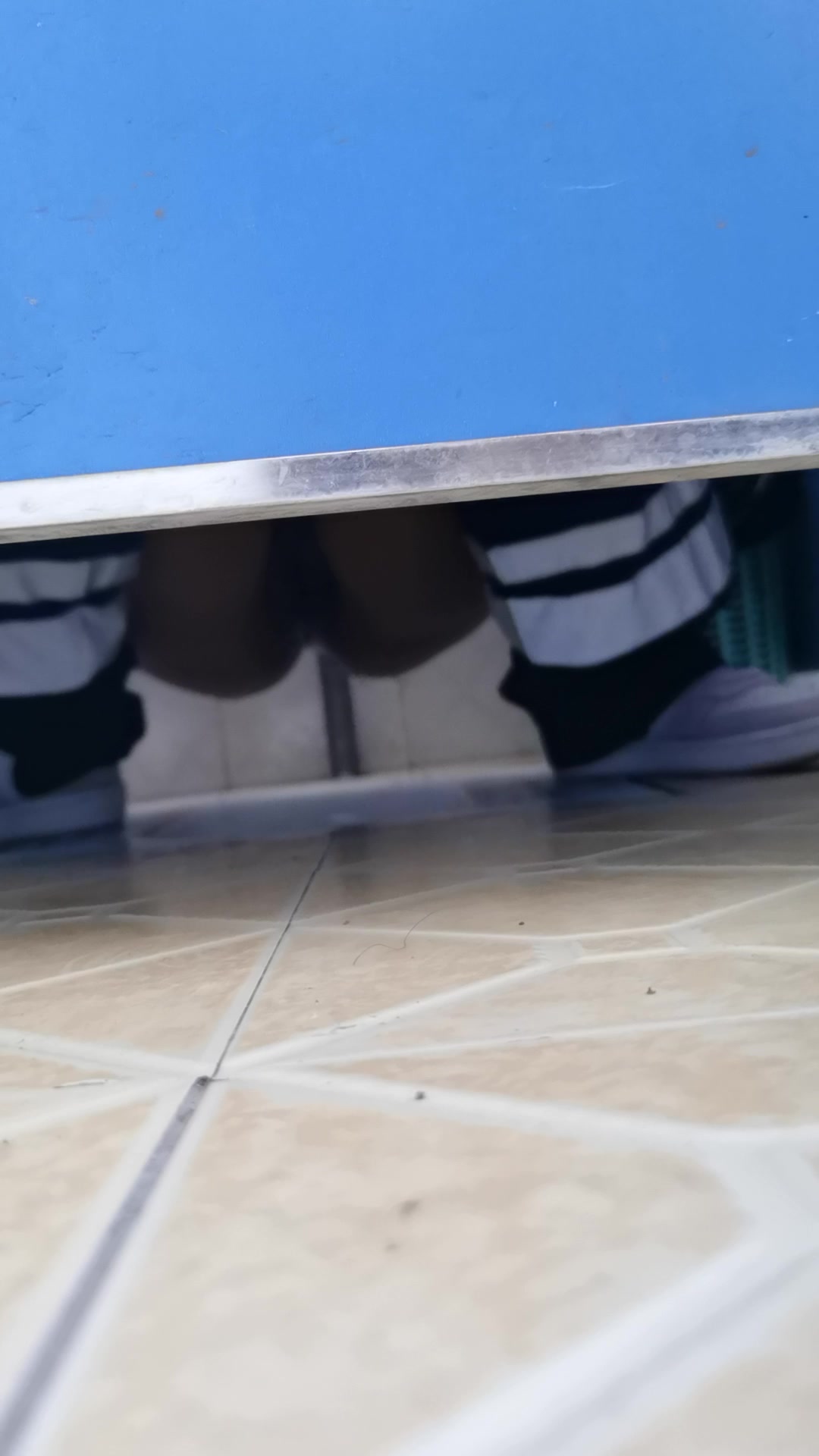 偷拍同事尿尿的小穴逼逼