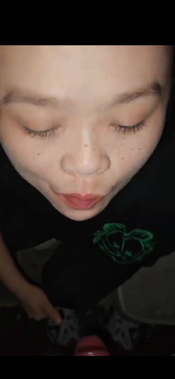 武汉少妇野外偷情第一次口爆吞精