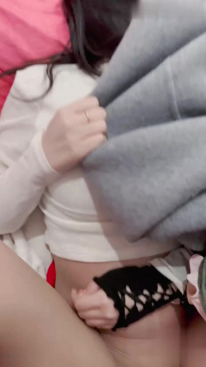 新搬家，漂亮邻居王女士给我热情的送馒头吃，被我用春药迷倒后操的嗷嗷叫