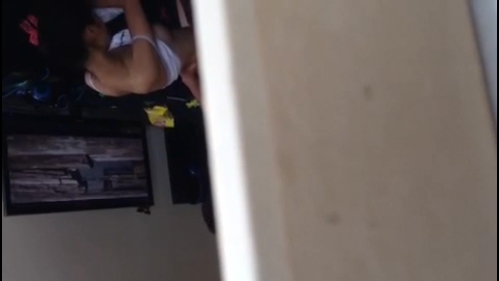 冒死用手機拍攝到的網吧包間裏一對小情侶激情啪啪 各種體位操的有點猛啊 1080P高清