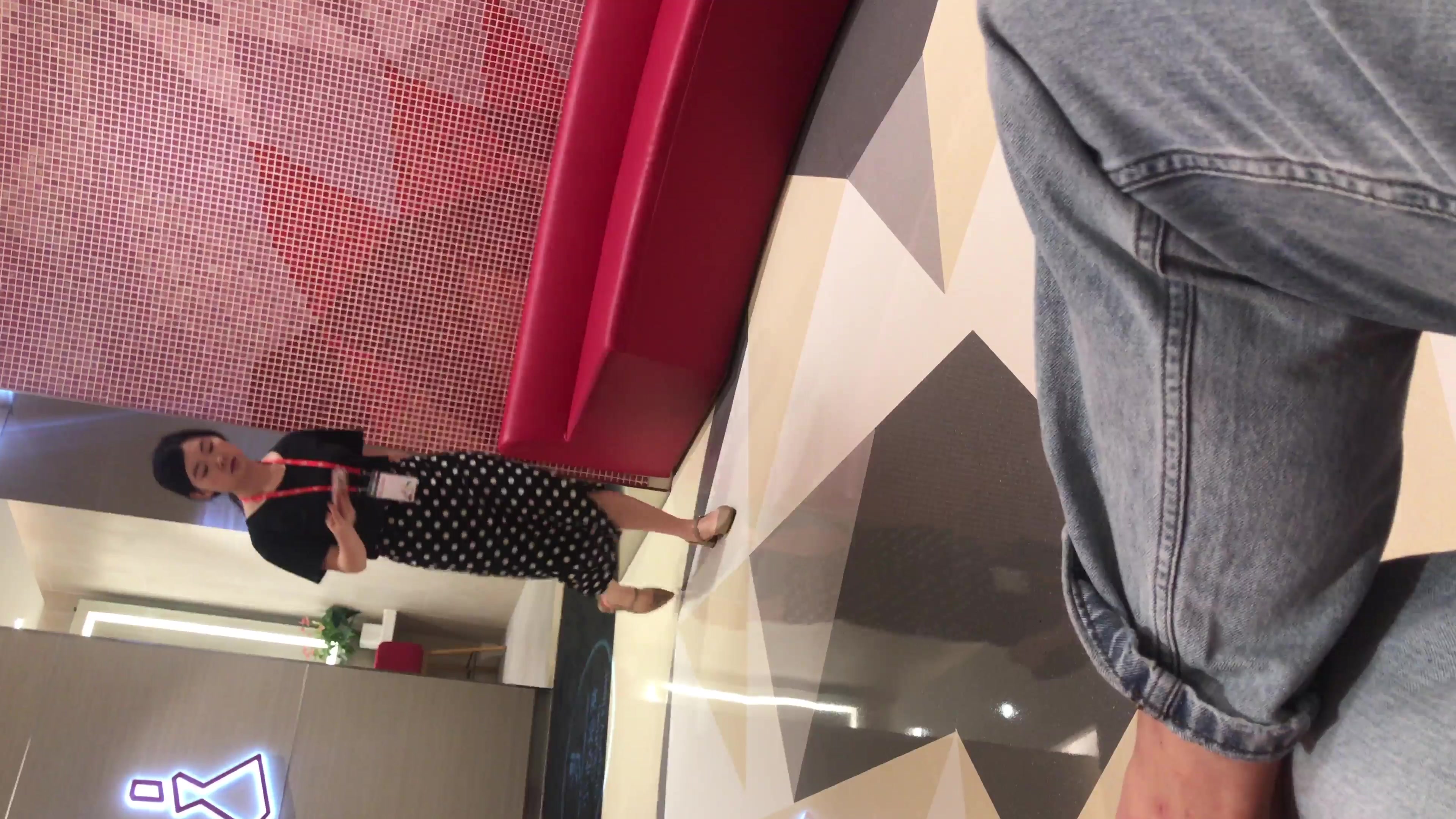 最新流出國內廁拍大神行走在大街小巷中尾隨守候美女上廁所近距離拍攝 形態各異逼逼看得誘惑十足～4K高清無水印