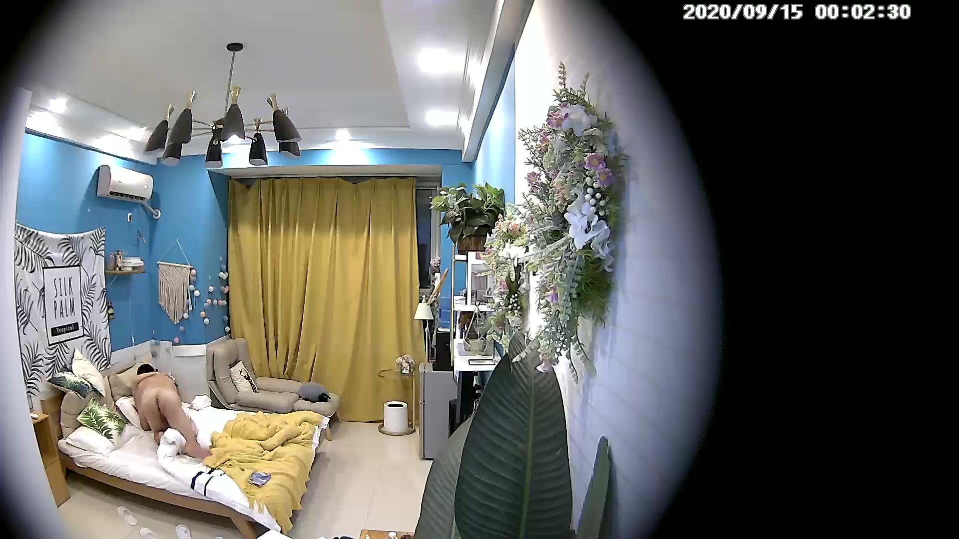 主題酒店情趣房拍攝到的猥瑣大叔和漂亮情人偷情啪啪 舔逼熱身女上騎乘後入幹得高潮不斷 露臉高清