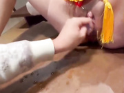 让姐姐穿上独特中式服装，上演霸王“淫’姬实现双洞序插，喷水式给大家拜年，水都喷我脸上来了，自己的亲姐知根知底内射起来也放心