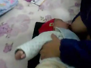 露着俩超级大奶喂儿子1 (1)