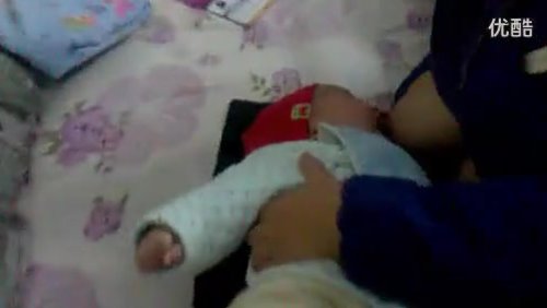 露着俩超级大奶喂儿子1 (1)