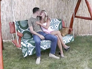 金发小嫩逼在花园草坪上被邻居帅哥干