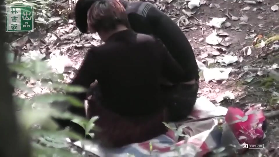 树林系列 两中年一个打炮一个在旁边观战