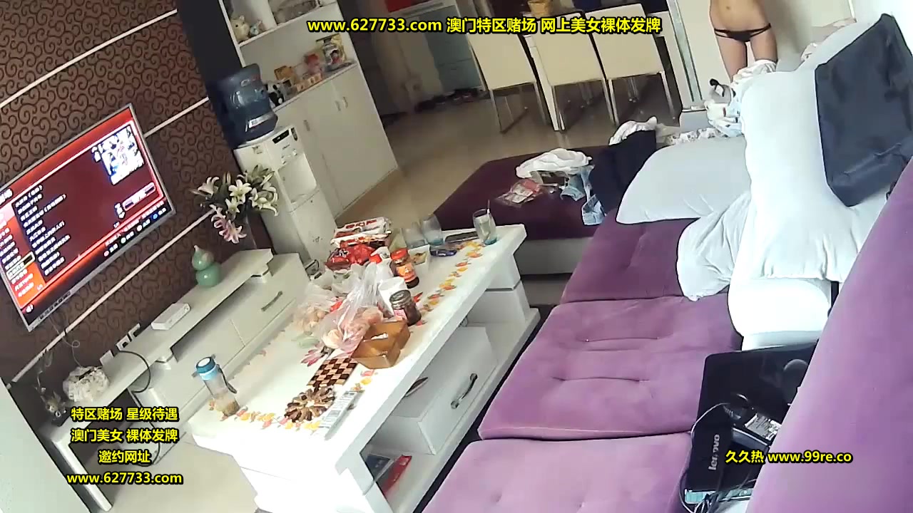 偷拍白领夫妻老公在客厅吃老婆的小葡萄_2