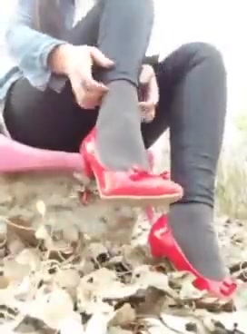 丝袜妹公园自拍