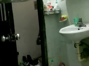 居家美眉洗澡被拍