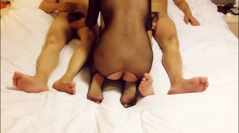 3P超性感连体网衣少妇两个壮男这个插几下那个插几下