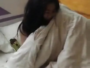 身材娇小的漂亮女友插比流血不让拍，枕头巾擦出血来