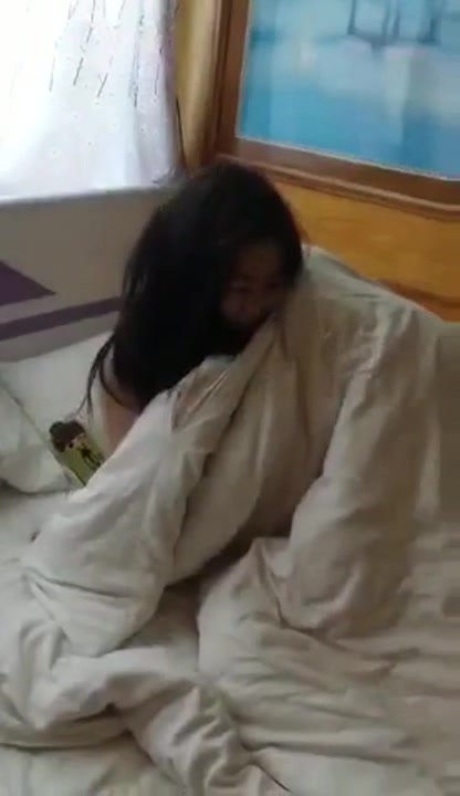 身材娇小的漂亮女友插比流血不让拍，枕头巾擦出血来