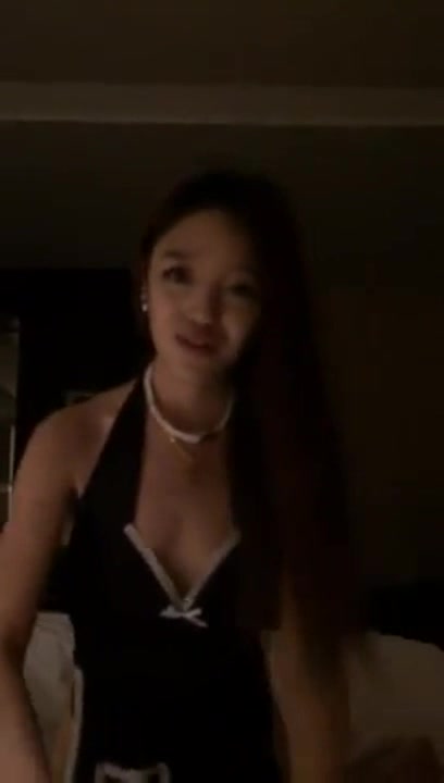 北京某酒店玩弄高價約到的商務模特 小妹子很清純 天然美女還穿了情趣女仆裝黑絲襪