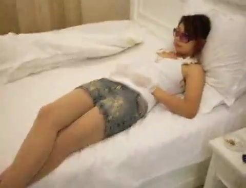 和朋友换妻，平时高冷，上了床也是个骚货