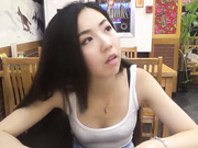 湖南妹丽华请老外男友吃东北菜在餐厅吹舔酒瓶服务员在旁边偷笑