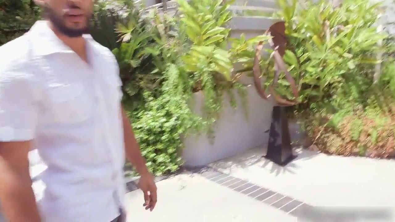 样子有点像苍老师的腼腆和服亚裔美眉和巨长黑屌玩啪啪啪