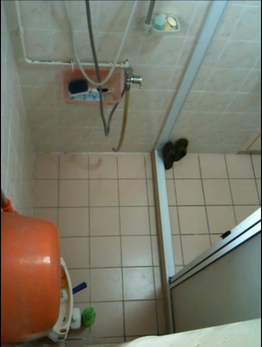 给女同事修热水器偷偷在她浴室装了个针孔摄像偷拍她洗澡