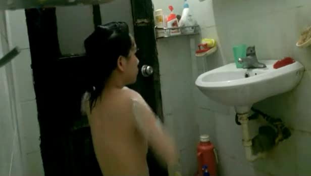 窗外偷看邻家小妹洗澡 处女就是不一样 胸部挺拔又饱满