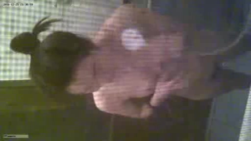 出租房的美女洗澡不关窗