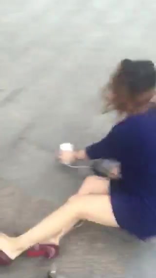 当街暴打小三太特莫狠了给亲们开开眼