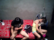 棚户区站街女暗拍洗脚准备开草门被踹开隔壁一对完事的要过来观摩妹子被吓坏了