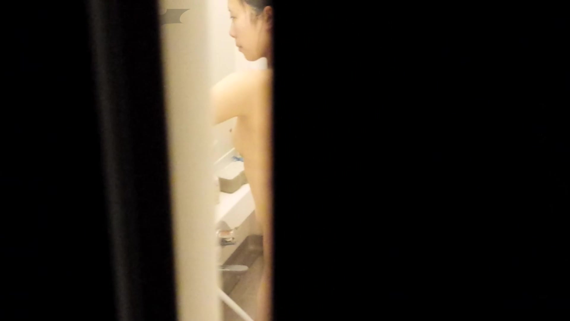 半夜窗外偷拍身材样子都不错的美女洗澡