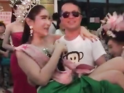 国人杰哥泰國旅遊摸奶拍視頻留念，人妖整起来比明星还美