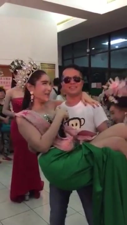 国人杰哥泰國旅遊摸奶拍視頻留念，人妖整起来比明星还美