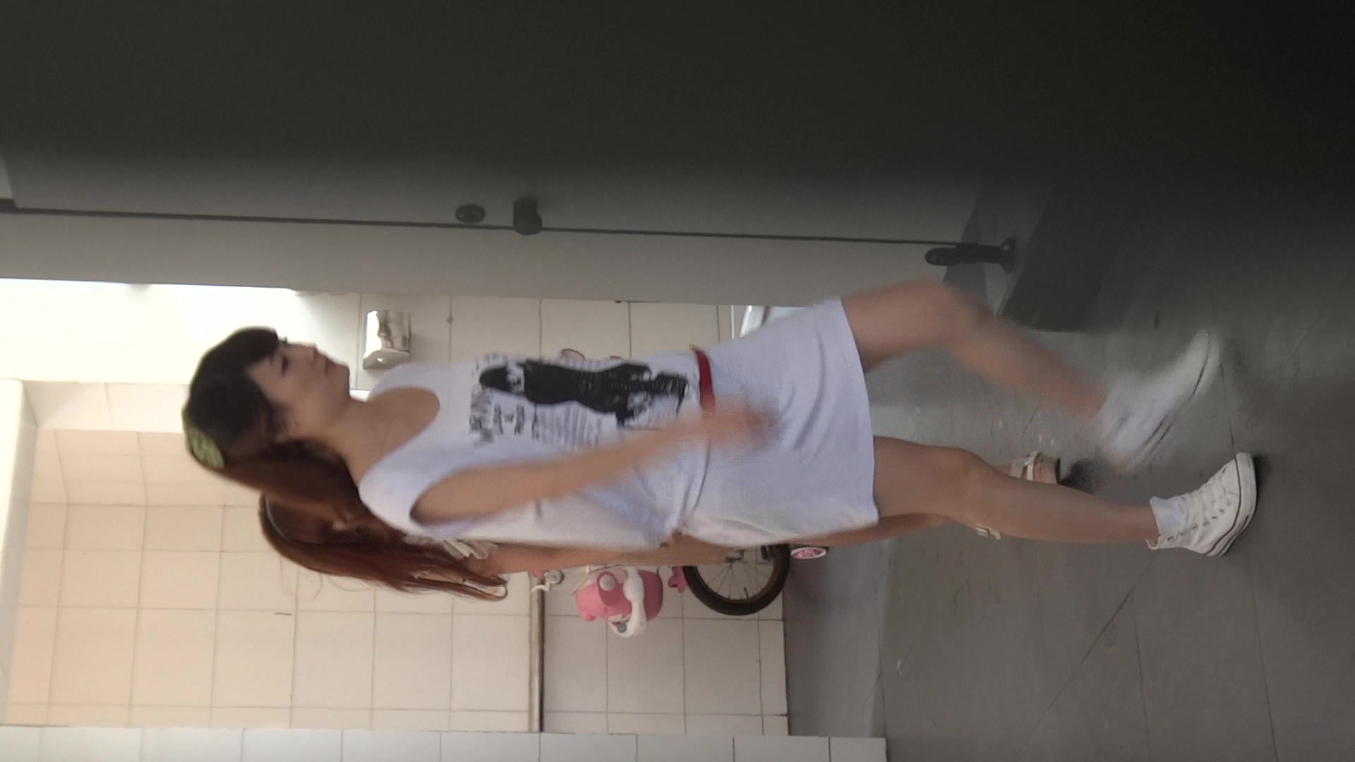 偷拍两个极漂亮的时尚美女