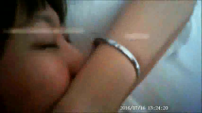 操瞒着男友出来援交的大学美女,刚就去就说：痛,受不了了,持久,比对象干的时间长！真操哭了,眼泪哗哗的流,坚持被我操完!国语